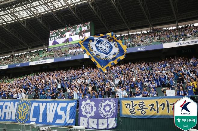 전주월드컵경기장을 가득 메운 관중. 사진=프로축구연맹 제공