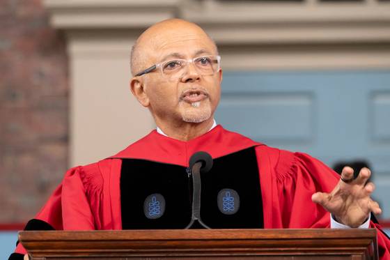 미국 매사추세츠주 케임브리지 하버드대에서 졸업식이 열린 29일(현지시간) 특별 연사로 나선 에이브러햄 버기즈 스탠퍼드대 의대 교수가 축사를 하고 있다. AFP=연합뉴스