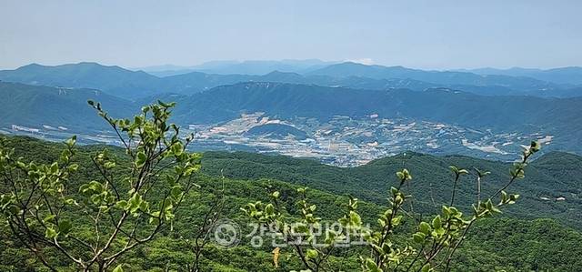 ▲ 30일 대암산 전망대에서 바라본 펀치볼은 손에 닿을 듯 선명하다. 비로봉 등 금강산 봉우리가 펀치볼 뒤 편 먼 곳에서 파노라마를 연출하고 있다. 이동명 기자