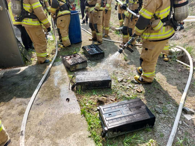 ▲ 31일 오전 8시 28분쯤 영월군 한반도면의 한 공장에서 불이 났다. 이 화재로 내부 30㎡와 배터리 모듈 등이 소실, 2500만원 상당의 재산피해가 났다.