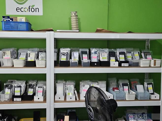 29일 서울 마포구 서교동에 위치한 중고폰 판매점 '에코폰'에 중고폰들이 전시되어 있다. 사진=박수빈 기자