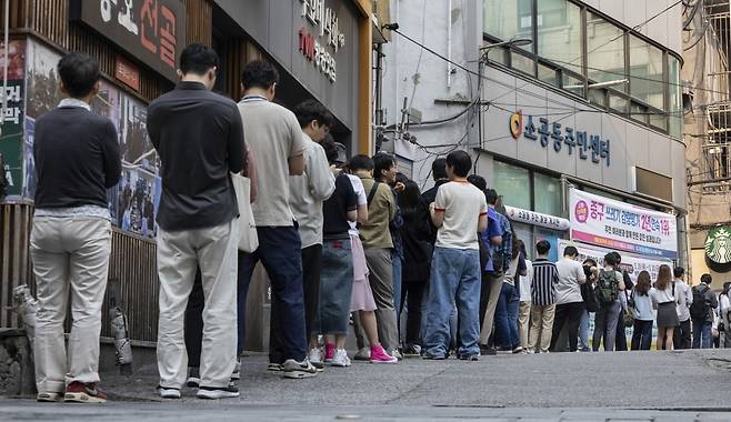 21대 대통령선거 사전투표 이틀째인 30일 오전 서울 중구 소공동 주민센터에 마련된 사전투표소가 회사 출근길에 투표하려는 시민들로 붐비고 있다. 사진=연합뉴스