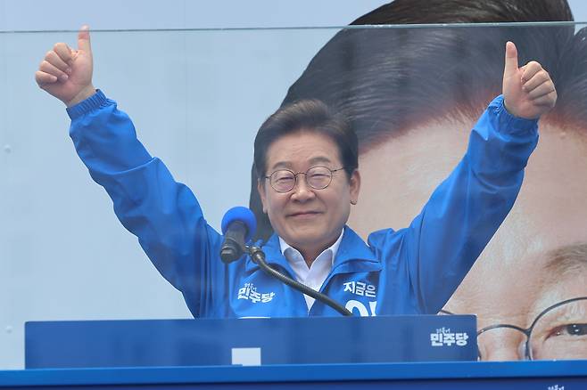 더불어민주당 이재명 대선 후보가 선거를 사흘 앞둔 마지막 주말인 31일 경기 평택시 배다리생태공원에서 열린 평택·오산·안성시 유세에서 시민들에게 지지를 호소하고 있다. 연합뉴스