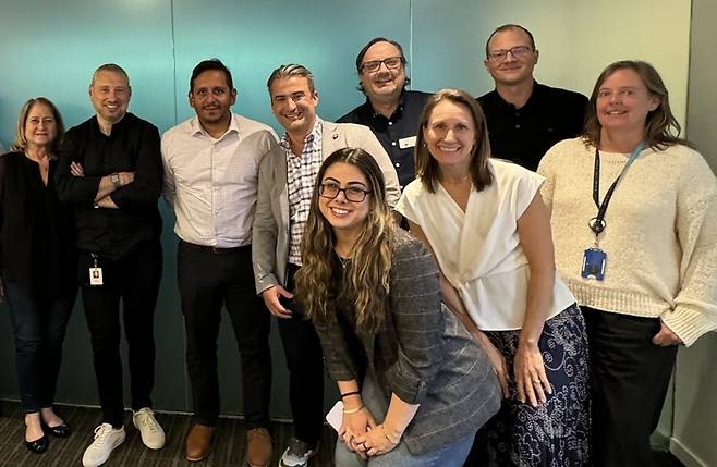 뉴스룸에 AI를 도입하는 기술혁신을 이끌고 있는 아르템 피시먼 다우존스 CTO와 그의 팀 모습. 다우존스