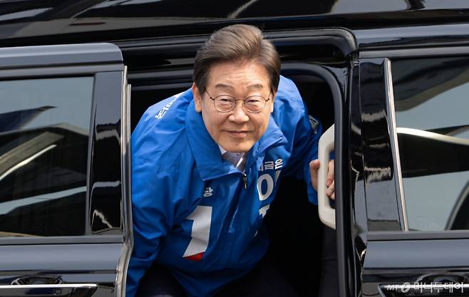 이재명 더불어민주당 대통령 후보가 31일 오후 충북 청주시 오창프라자 앞 광장에서 열린 유세에 도착하고 있다. 2025.5.31/뉴스1 Copyright (C) 뉴스1. All rights reserved. 무단 전재 및 재배포, AI학습 이용 금지. /사진=(청주=뉴스1) 이재명 기자