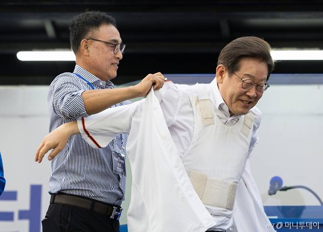 이재명 더불어민주당 대통령 후보가 31일 오후 대전 서구 대전시청 앞 보라매공원에서 송진우 전 한화이글스 투수가 전달한 유니폼을 입고 있다. 2025.5.31/뉴스1 Copyright (C) 뉴스1. All rights reserved. 무단 전재 및 재배포, AI학습 이용 금지. /사진=(대전=뉴스1) 이재명 기자