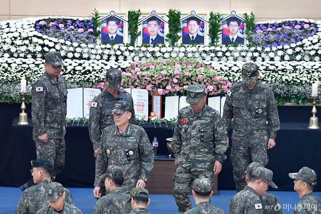 김명수 합동참모의장(해군 대장)이 지난 31일 경북 포항시 해군 항공사령부에 마련된 해군 P-3CK 917호기 순직자 합동분향소에서 조문을 마친 후 이동하고 있다./사진=뉴스1