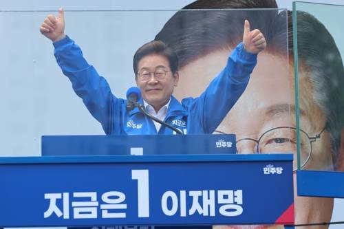 지지 호소하는 이재명 후보 (평택=연합뉴스) 김주성 기자 = 더불어민주당 이재명 대선 후보가 선거를 사흘 앞둔 마지막 주말인 31일 경기 평택시 배다리생태공원에서 열린 평택·오산·안성시 유세에서 시민들에게 지지를 호소하고 있다. 2025.5.31 utzza@yna.co.kr