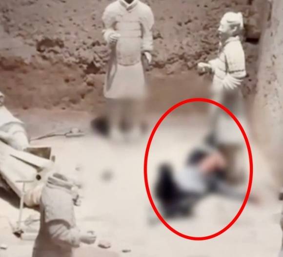 30일(현지시간) 산시성(省) 시안시(市)에 있는 진시황릉의 3호 관광구역에서 한 남성(붉은 동그라미)이 구덩이에 뛰어들어 갑옵을 입은 병마용 두 점을 밀고 당겨 훼손시켰다. 영상 캡처