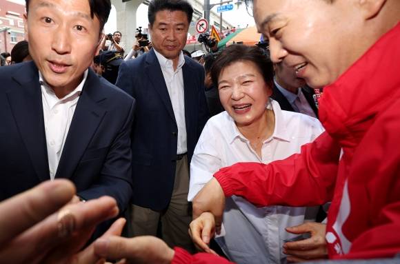 대구 서문시장 찾은 박근혜 - 박근혜 전 대통령이 31일 오후 대구 중구 서문시장을 방문해 시민들에게 인사하고 있다. 2025.5.31. 연합뉴스