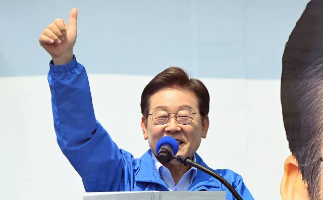 이재명 더불어민주당 대선 후보가 대선을 나흘 앞둔 30일 강원 춘천시 춘천역 광장에서 유권자들에게 지지를 호소하고 있다. 이 후보는 공식 선거운동이 시작된 후 처음으로 강원지역을 방문했다. 춘천=오승현 기자