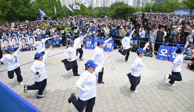 더불어민주당 유세단 '샤우팅코리아'가 대선을 사흘 앞둔 31일 경기 평택시 배다리생태공원에서 이재명 후보의 도착 전 유세 분위기를 끌어올리고 있다. 평택=오승현 기자 2025.05.31