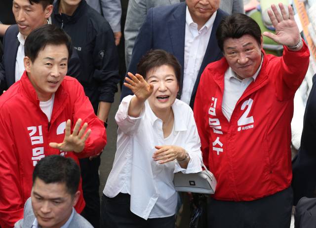 박근혜 전 대통령이 31일 오후 대구 중구 서문시장을 찾아 구름 인파 속을 지나며 시민들과 인사하고 있다. 뉴스1