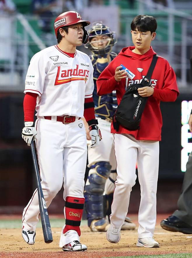 ▲ 29일 인천 NC전 3회 로건의 투구에 등 부위를 맞은 뒤 불만을 드러내고 있는 최정 ⓒSSG랜더스