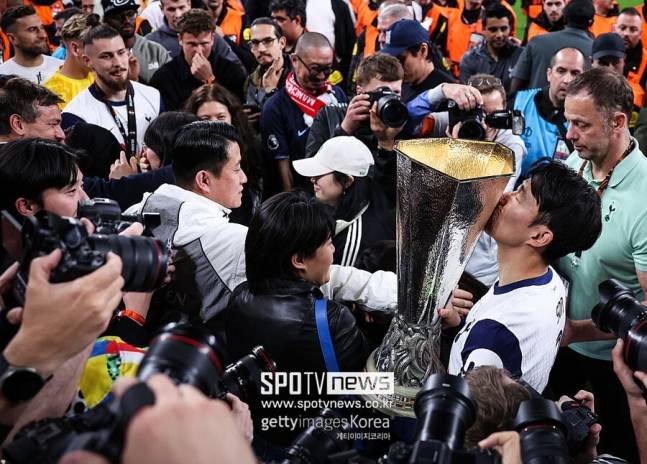 ▲ 유로파리그 우승으로 손흥민은 토트넘의 살아 있는 전설이 되었다. 토트넘은 지난 22일 스페인 빌바오 산 마메스에서 열린 유로파리그 결승전에서 맨체스터 유나이티드를 1-0으로 꺾고 시상대 맨 위 칸에 올랐다. 주장 손흥민은 후반 22분 교체 출전해 팀 승리를 마무리했고 경기 종료 뒤 유럽 트로피를 가장 먼저 들어올린 인물이 됐다. 북런던 입성 10년 만에 이룬 결실이었다.