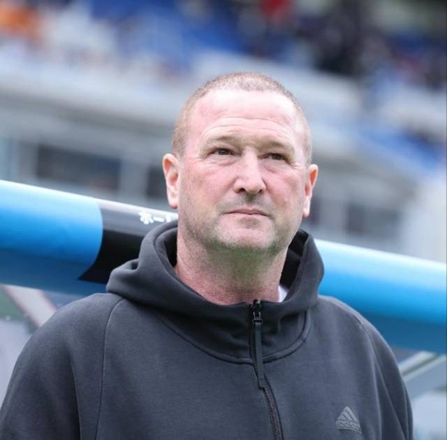 지난 달 경질된 스티브 홀랜드 감독. /사진=오코하마 F.마리노스 SNS