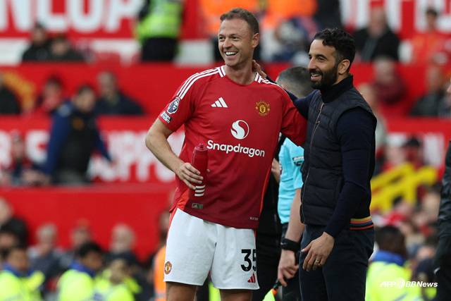 조니 에반스(왼쪽)와 루벤 아모림 감독. /AFPBBNews=뉴스1