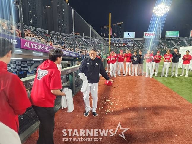 케이크와 얼음을 선수들에게 얻어맞은 이숭용 감독(가운데). /사진=박수진 기자