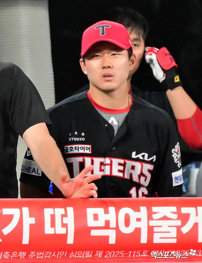 21일 오후 수원KT위즈파크에서 열린 '2025 신한 SOL Bank KBO리그' KIA 타이거즈와 KT 위즈의 경기, 9회초 KIA 최원준이 경기를 지켜보고 있다. 엑스포츠뉴스 DB