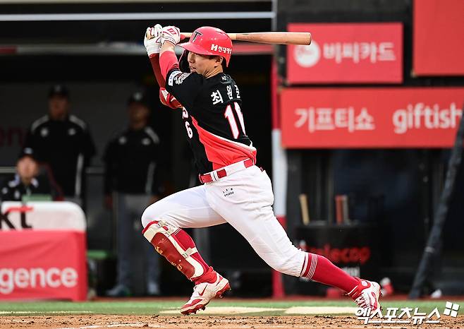 20일 오후 경기도 수원케이티위즈파크에서 열린 '2025 신한 SOL Bank KBO리그' KIA 타이거즈와 KT 위즈의 경기, 2회초 1사 1,2루 KIA 최원준이 병살타를 때려내고 있다. 엑스포츠뉴스 DB