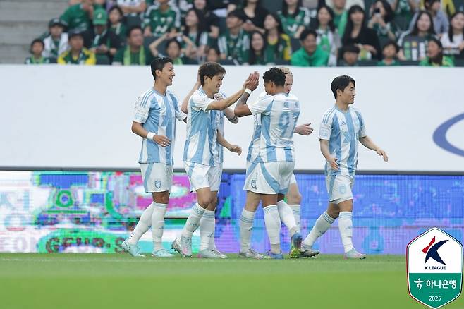 전북이 31일 전주월드컵경기장에서 열린 울산HD와의 '하나은행 K리그1 2025' 17라운드 '현대가 더비' 맞대결에서 박진섭의 극적인 역전 골로 3-1로 승리했다. 한국프로축구연맹