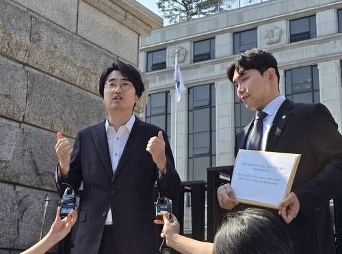 헌법소원 취지 설명하는 유튜버 김성회 씨 (서울=연합뉴스) 김주환 기자 = 유튜브 채널 '김성회의 G식백과' 운영자 김성회 씨가 8일 서울 종로구 헌법재판소 앞에서 게임산업법 32조 2항 3호에 대한 헌법소원 심판 청구 취지를 설명하고 있다. 2024.10.8 jujuk@yna.co.kr