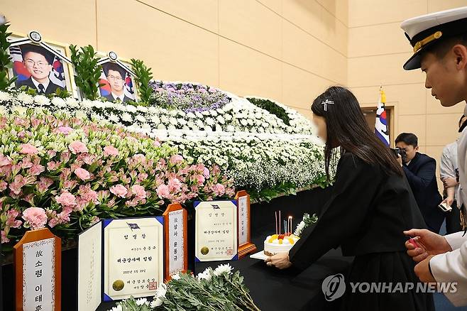 영정사진 앞 놓인 생일 케이크 (포항=연합뉴스) 황수빈 기자 = 31일 경북 포항시 남구 해군 항공사령부 체육관에 마련된 합동분향소에서 고 강신원(25) 상사의 유족이 강 상사의 음력 생일을 맞아 생일 케이크를 준비하고 있다. 2025.5.31 hsb@yna.co.kr