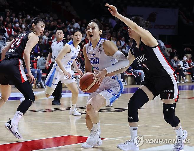 김단비 골 밑 돌파 (부산=연합뉴스) 강선배 기자 = 20일 부산 사직체육관에서 열린 하나은행 2024~2025여자프로농구 챔피언결정 3차전 부산 BNK 썸과 아산 우리은행 우리WON 경기에서 우리은행 김단비가 골밑돌파 하고 있다. 2025.3.20 sbkang@yna.co.kr