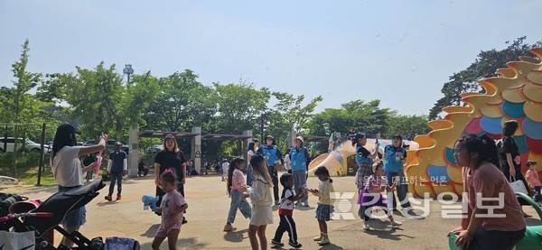 울산동구가족센터는 1일 관내 외국인 가정을 대상으로 진행한 '자녀와 함께 신나는 One Day 여행 프로그램'을 성황리에 마무리했다. 울산동구가족센터 제공