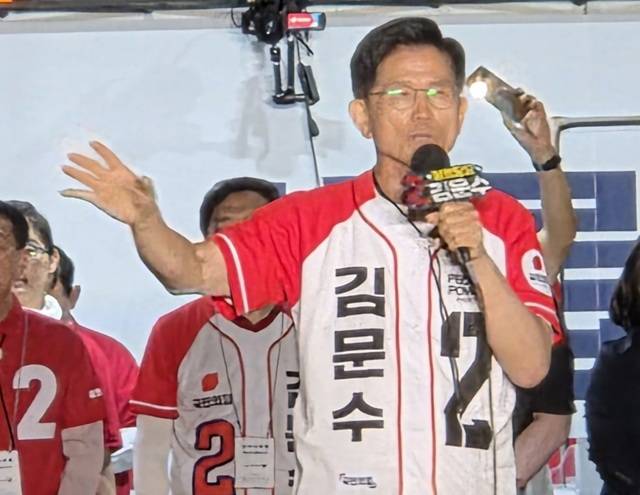 김문수 후보가 31일 경주에서 지지를 호소하고 있다.