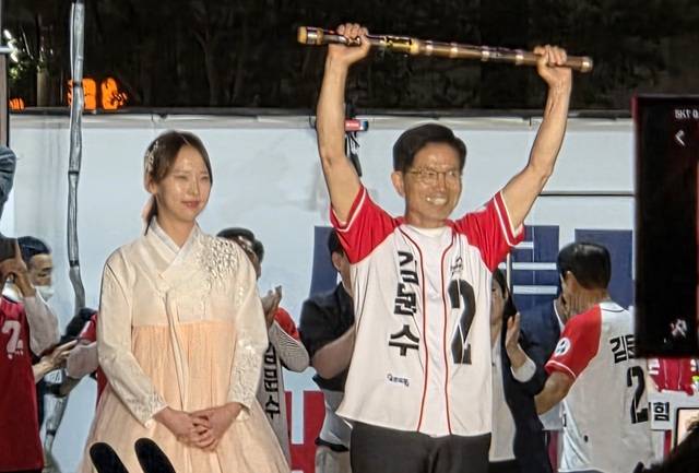 김문수 후보가 만파식적을 선물받고 번쩍들어 답례하고 있다.