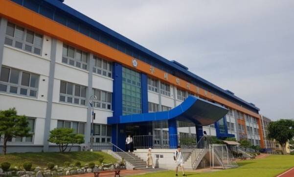 지난달 31일 정기토익시험이 치러진 구미여중 전경. 신승남 기자