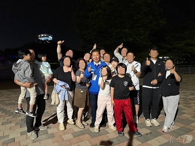 정청래 더불어민주당 의원이 5월 29일 저녁 전남 나주 혁신도시 호수공원에서 모여든 시민들과 사진을 찍고 있다.(정청래 페이스북. 재배포 및 DB 금지)