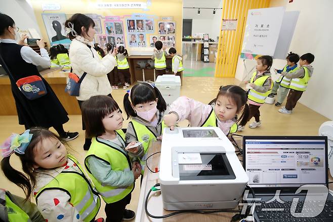 제21대 대통령선거를 48일 앞둔 16일 오전 대구청소년문화의집 꼼지락발전소에 마련된 선거홍보관을 찾은 어울림유치원 어린이들이 모의 신분증을 이용해 투표 체험을 하고 있다. (기사 내용은 사진과 무관) 2025.4.16/뉴스1 ⓒ News1 공정식 기자