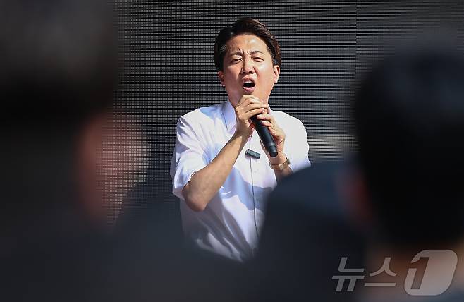 이준석 개혁신당 대통령 후보가 1일 경기 화성시 동탄호수공원을 찾아 지지를 호소하고 있다. 2025.6.1/뉴스1 ⓒ News1 김도우 기자