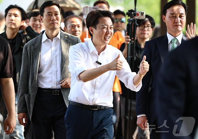 이준석 개혁신당 대통령 후보가 1일 경기 화성시 동탄호수공원을 찾아 시민들과 인사를 나누고 있다. 2025.6.1/뉴스1 ⓒ News1 김도우 기자
