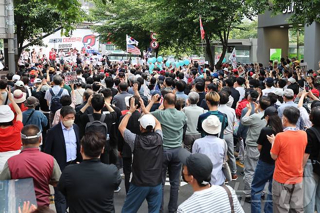 김문수 국민의힘 대통령 후보가 1일 오후 서울 서대문구 신촌역 앞 집중유세에서 시민들에게 지지를 호소하고 있다.(공동취재) 2025.6.1/뉴스1 ⓒ News1 이광호 기자