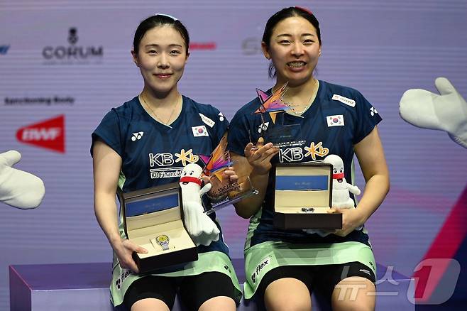 배드민턴 여자복식 김혜정-공희용(왼쪽부터)이 1일(한국시간) 열린 BWF 월드투어 싱가포르 오픈에서 우승한 뒤 트로피를 들고 활짝 웃고 있다. ⓒ AFP=뉴스1