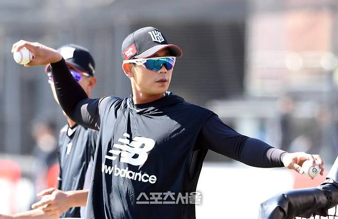 KT 박경수 코치가 배팅볼을 던지고 있다. 수원 | 박진업 기자 upandup@sportsseoul.com