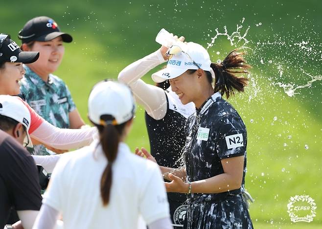 정윤지가 1일 Sh수협은행 MBN 여자오픈에서 우승한 후 동료들로부터 축하 물세레를 받고 있다. 사진 | KLPGA