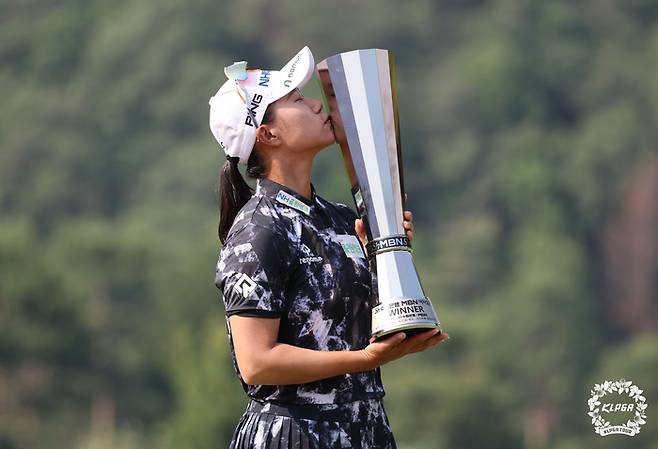 정윤지가 1일 Sh수협은행 MBN 여자오픈에서 우승한 후 트로피에 입을 맞추고 있다. 사진 | KLPGA