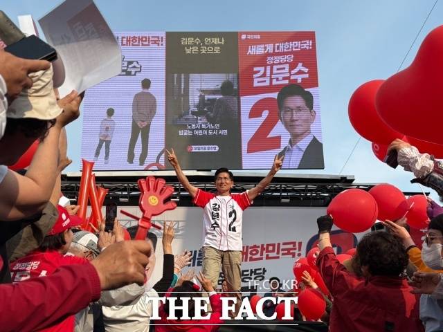 김문수 국민의힘 대선 후보가 대선 전 마지막 주말 첫날인 31일 '보수 텃밭' 강원과 경북을 중심으로 유세에 나섰다. 사진은 김 후보가 이날 경북 울진 울진구청 앞 유세 무대에서 지지자들에게 인사하고 있다. /김수민 기자