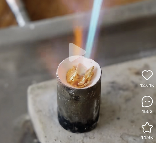 중국 인플루언서 우멍이 토치로 금콩을 녹이고 있다. 샤오홍슈