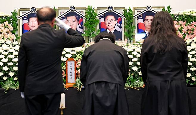 1일 경북 포항시 해군 항공사령부 강당에서 엄수된 '해군 P-3CK 917호기 순직자 영결식'에서 유족이 헌화하고 있다. /연합뉴스