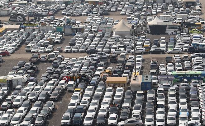인천시 연수구 송도유원지에 위치한 중고차 수출단지 모습. /뉴스1