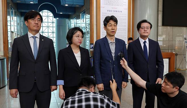 윤건영 더불어민주당 의원을 비롯한 국회 행정안전위원회 소속 의원들이 1일 서울 서대문구 경찰청을 찾아 댓글 부대 운영 리박스쿨 관련 항의 방문을 마친 뒤 발언하고 있다. 왼쪽부터 김성회, 용혜인, 윤건영, 채현일 의원. / 뉴스1