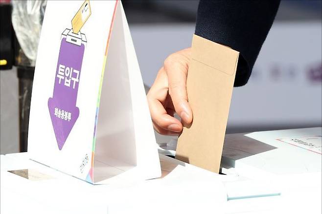 사전투표소에서 시민들이 사전투표를 하고 있다. ⓒ데일리안 홍금표 기자