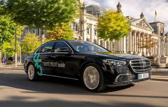 레벨 3 조건부 자율주행 시스템 ‘드라이브 파일럿’이 탑재된 메르세데스-벤츠 S-클래스 시험 차량이 독일 도심을 달리고 있다. ⓒ메르세데스-벤츠
