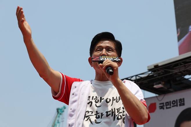 김문수 국민의힘 대통령 후보가 1일 오후 서울 강남구 코엑스 앞 집중유세에서 시민들에게 지지를 호소하고 있다. (공동취재) 뉴스1
