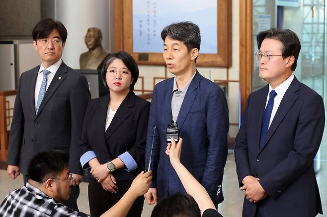 국회 행정안전위원회 소속 야당 의원들이 1일 오전 서울 서대문구 경찰청을 방문해 ‘리박스쿨 댓글 부대 운영’ 관련 수사를 촉구한 뒤 브리핑하고 있다. 왼쪽부터 더불어민주당 김성회 의원, 기본소득당 용혜인 의원, 더불어민주당 윤건영, 채현일 의원. 김영원 기자 forever@hani.co.kr